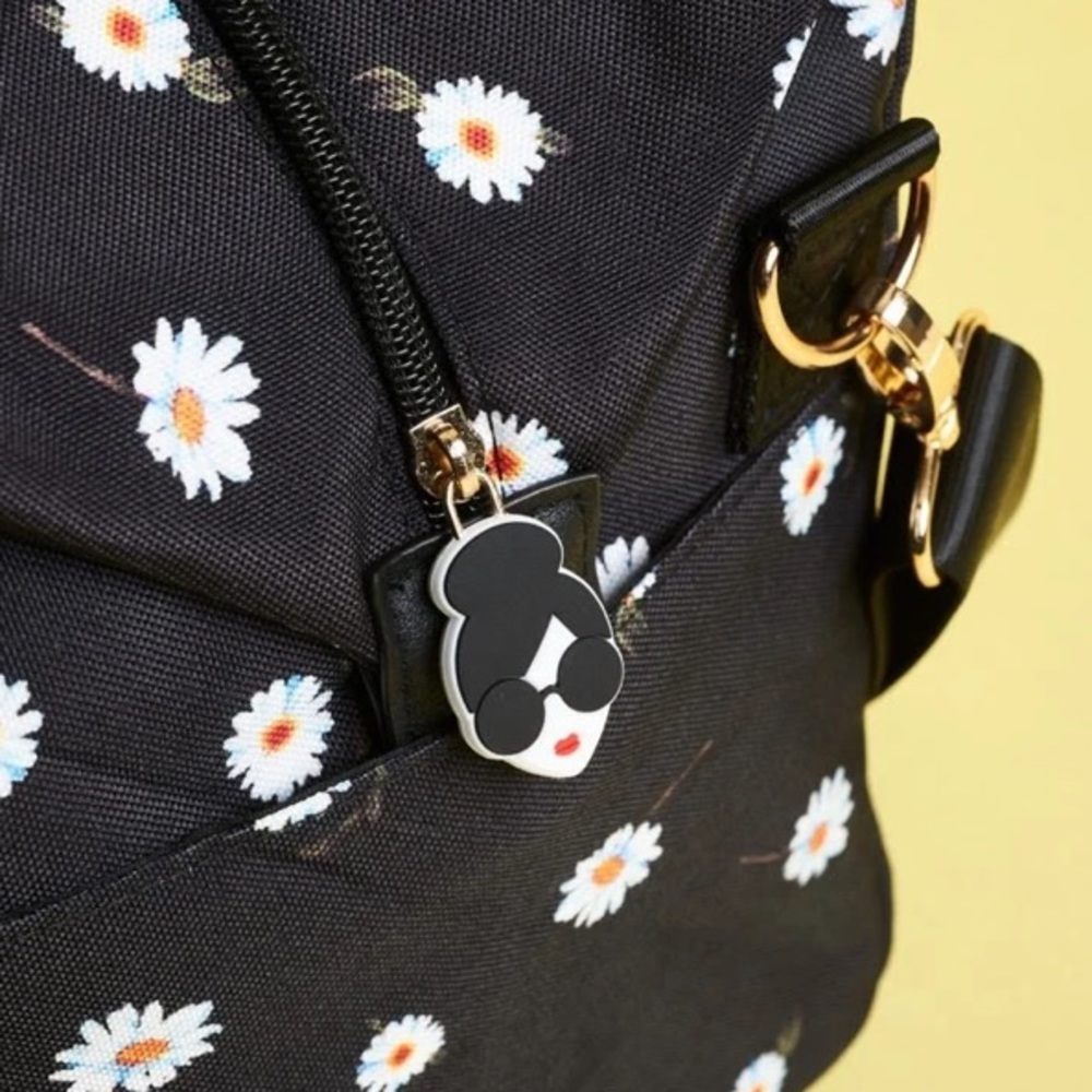 ALICE + OLIVIA Daisy Print Duffle Bag in Black - Picture 3 of 9